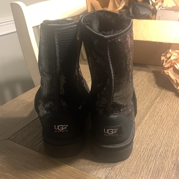 Women’s UGG Classic Short Cosmos Sequin - Size 9 - Picture 4 of 7